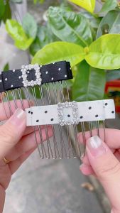 Mái tóc trang trí bằng nơ và cài tóc kim loại | Nơ chấm bi trắng đen | Phù hợp cho tóc dài | Trong nhà gần cửa sổ
