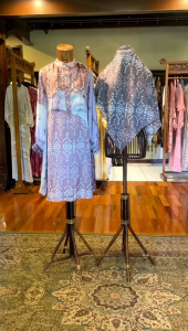 Nino Set Tunik + Jilbab by Dian Pelangi LIMITED EDITION Setelan Baju Blouse Atasan Kemeja Blus Hijab Kerja Kantor Casual Formal Pesta Kondangan Lebaran Wanita Hijaber Cantik Anggun Modis Modern Elegan Mewah Korea Model Korea Terbaru Motif Abstrak