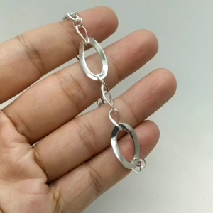 สร้อยข้อมือ เงินแท้ 92.5% งานส่งออก ลาย 3/1 เล่นไฟ 2 ด้าน หน้าสร้อยกว้าง 1.2 ซม. หนัก 6.4 กรัม ไม่ซ้ำใครแน่นอน ครับ