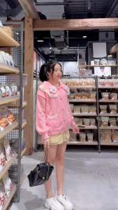 เสื้อไหมพรมแขนยาว กระดุมหัวใจ คอปกปักดอกไม้นู้น กระเป๋าแต่งริบบิ้น