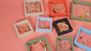 กล่องเก็บเครื่องประดับฟิลม์PE กรอบพระ กรอบใส่เหรียญ กล่องเก็บสร้อยคอ เก็บแหวน มาพร้อมขาตั้ง เหมาะสำหรับโชว์สินค้าอย่างดี