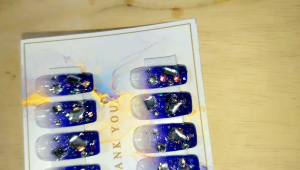 เล็บปลอมเจลแท้ฟรีกาวตะไบ เล็บpvc.เจลแท้โทนม่วงอมน้ำเงินไล่สีประดับเพชร ไซต์มาตรฐานm แบบยาว รับไซต์อื่นทรงอื่นแจ้งที่ช่องเเชทค่ะ