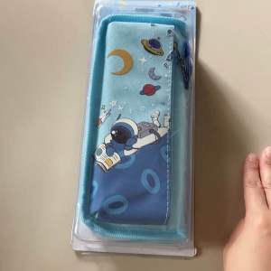 Tempat Pensil Kanvas 2 Sleting karakter Dino 89307 /Astronot 89309