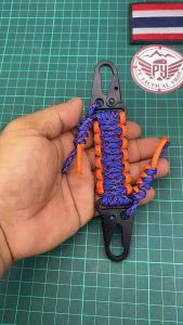 พวงกุญแจตะขอเกี่ยว 2ด้าน วัสดุโลหะผสมเหล็ก ถักเชือก paracord 4มิล ความยาว 17cm.