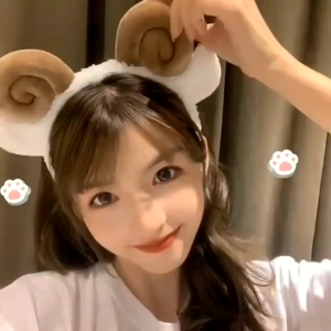 Bando Imut Wanita Dengan Telinga Bulu Bulat