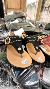 Sandal Wedges Wanita Kickers: Pilihan yang Elegan untuk Acara Formal