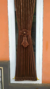 Gorden jendela ikat tengah tirai sepiral