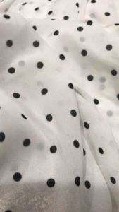 Vải voan chifon chấm bi trắng đen dày vừa mềm rũ (khổ 1m5) may đầm váy áo kiểu áo dài thời trang