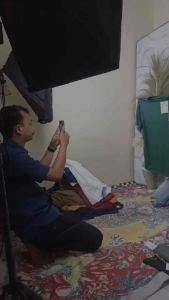 KAOS BIG SIZE 2XL 3XL 4XL 5XL 6XL 7XL / KAOS JUMBO PRIA DAN WANITA RANDOM MOTIF\\n\\n Apa Itu Kaos Big Size & Kaos Jumbo?\\n\\nKaos big size adalah pakaian yang dirancang khusus untuk orang-orang dengan postur tubuh lebih besar. Kaos jumbo adalah istilah yang sering digunakan untuk merujuk pada kaos big size yang memiliki ukuran lebih besar lagi. Kaos big size dan kaos jumbo tersedia dalam berbagai ukuran, mulai dari 2XL hingga 7XL, serta memiliki motif random yang menarik.\\n\\n Ukuran Kaos Big Size & Kaos Jumbo\\n\\nKaos big size dan kaos jumbo tersedia dalam berbagai ukuran, mulai dari 2XL hingga 7XL. Berikut adalah tabel ukuran kaos big size dan kaos jumbo:\\n\\n| Ukuran | Panjang (cm) | Lebar (cm) |\\n| --- | --- | --- |\\n| 2XL | 76 | 58 |\\n| 3XL | 78 | 60 |\\n| 4XL | 80 | 62 |\\n| 5XL | 82 | 64 |\\n| 6XL | 84 | 66 |\\n| 7XL | 86 | 68 |\\n\\n Perbedaan Kaos Big Size & Kaos Jumbo\\n\\nMeskipun sering digunakan secara bergantian, kaos big size dan kaos jumbo memiliki perbedaan dalam hal ukuran dan desain. Kaos big size biasanya memiliki ukuran mulai dari 2XL hingga 5XL, sedangkan kaos jumbo memiliki ukuran lebih besar lagi, mulai dari 6XL hingga 7XL. Selain itu, kaos jumbo seringkali memiliki desain random motif yang menarik dan unik.\\n\\n Kelebihan Kaos Big Size & Kaos Jumbo\\n\\nKaos big size dan kaos jumbo memiliki beberapa kelebihan yang membuatnya menjadi pilihan yang tepat bagi orang-orang dengan postur tubuh lebih besar.\\n\\n Kelebihan Kaos Big Size untuk Pria dan Wanita\\n\\nKaos big size memiliki beberapa kelebihan, antara lain:\\n\\n- Memiliki ukuran yang cocok untuk postur tubuh lebih besar\\n- Desain yang stylish dan modern\\n- Bahan yang nyaman dan adem\\n\\n Kelebihan Kaos Jumbo Random Motif\\n\\nKaos jumbo random motif memiliki beberapa kelebihan, antara lain:\\n\\n- Memiliki ukuran yang lebih besar dari kaos big size\\n- Desain random motif yang menarik dan unik\\n- Bahan yang nyaman dan adem\\n\\n Cara Memilih Kaos Big Size & Kaos Jumbo yang Tepat\\n\\nBerikut adalah beberapa tips dalam memilih kaos big size dan kaos jumbo yang tepat:\\n\\n Tips Memilih Ukuran Kaos Big Size yang Sesuai\\n\\nUntuk memilih ukuran kaos big size yang sesuai, Anda dapat mengikuti beberapa tips berikut:\\n\\n- Periksa tabel ukuran kaos big size dan kaos jumbo\\n- Pertimbangkan postur tubuh Anda\\n- Coba kaos sebelum membeli (jika memungkinkan)\\n\\n Tips Memilih Motif Kaos Jumbo yang Menarik\\n\\nUntuk memilih motif kaos jumbo yang menarik, Anda dapat mengikuti beberapa tips berikut:\\n\\n- Pilih motif yang sesuai dengan selera Anda\\n- Pertimbangkan warna dan desain\\n- Coba kaos sebelum membeli (jika memungkinkan)\\n\\n Cara Merawat Kaos Big Size & Kaos Jumbo\\n\\nBerikut adalah beberapa cara merawat kaos big size dan kaos jumbo agar awet dan tetap menarik:\\n\\n Cara Merawat Kaos Big Size & Kaos Jumbo Agar Awet\\n\\nUntuk merawat kaos big size dan kaos jumbo agar awet, Anda dapat mengikuti beberapa tips berikut:\\n\\n- Cuci kaos dengan air dingin\\n- Gunakan detergen yang cocok untuk kaos\\n- Jemur kaos di tempat teduh\\n\\n Cara Menyimpan Kaos Big Size & Kaos Jumbo dengan Benar\\n\\nUntuk menyimpan kaos big size dan kaos jumbo dengan benar, Anda dapat mengikuti beberapa tips berikut:\\n\\n- Simpan kaos di tempat yang kering dan teduh\\n- Gunakan lemari pakaian yang memiliki ruang cukup\\n- Lipat kaos dengan rapi\n}