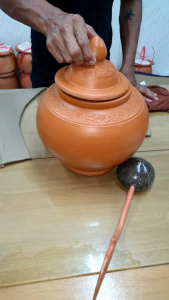 โอ่งน้ำดินเผา โอ่งน้ำใส่น้ำ 4.5 ลิตร พร้อม กระบวยกะลามะพร้าว 4.5 ลิตร