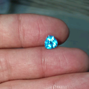 17000-ĐÁ TOPAZ XANH ( THIÊN NHIÊN ) HÌNH CẮT TAM GIÁC.KHÔNG PHÁT QUANG ĐỎ DƯỚI TIA UV.