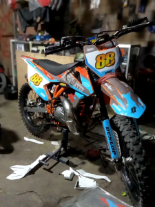 DECAL KTM 250 2017 DESAIN BARU CUSTOM BEBAS WARNA BISA PAKAI NO DAN NAMA