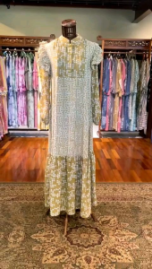 Arsyila Dress by Dian Pelangi LIMITED EDITION Busana Muslim Baju Maxi Gamis Abaya Kaftan Outfit Busui Casual Formal Pesta Pernikahan Kondangan Wanita Hijaber Cantik Anggun Modis Modern Elegan Mewah Model Korea Terbaru Motif Batik Hand Made Kekinian