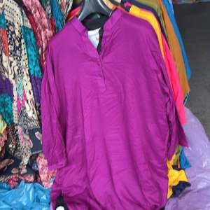 ชุดเดรส ไซร้ 50-52นิ้ว ลาย ริ้วลงมี ทรงคอจีน ผ้า ไหมอิตาลี ยาว 40 นิ้ว ผ้า ดี มาก ใส่ สบาย ซัก ไม่ต้อง รีด ยาว เป็นชุดเดรส ทรงชาย บาน