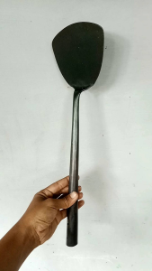 Sutil spatula sodet nasi goreng plat hitam ukuran besar