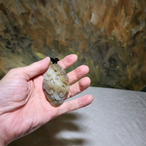 95 grams Premium Nephrite white and caramel brown Bat Ruyi & Copper Coin handheld/large pendant (with certificate) 优质和田玉且末糖白蝙蝠如意铜钱把件大吊坠(带证书)