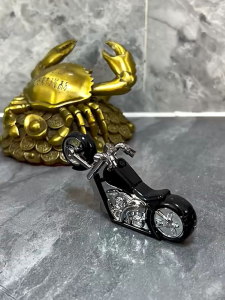 BẬT LỬA KHÈ HÌNH CHIẾC XE MÔTÔ CÓ ĐÈN PIN