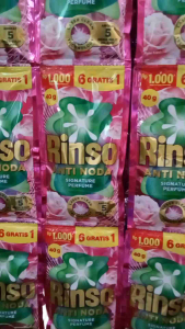 42 SACHET RINSO CAIR ANTI NODA SIGNATURE PERFUME 1000 PINK ROSE FRESH (DETERGEN)
