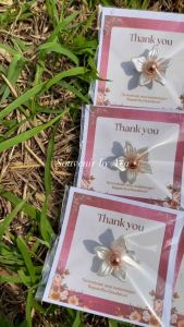Isi 50 pcs/Souvenir Bross Bunga Lily/Souvenir wedding/Souvenir Bross Murah Meriah/Aksesoris Fashion Premium/Souvenir Ulang Tahun/Reuni/Khitanan/Aqiqah dan Acara Lainnya/Free request desain kartu dan tulisan