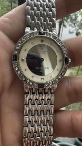 Đồng hồ nữ hiệu VALENTINO DOMANI size 325mm mặt platium 9999 4 ruby đenniềng đính đá hàng VIP cũ có xướcdây thép đúc zin dài 18cm