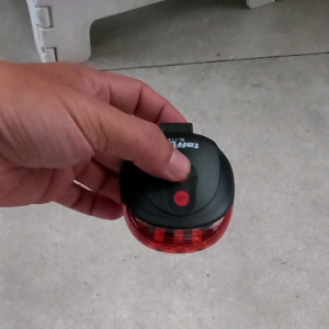 lampu belakang sepeda led dengan sinar laser kedip waterproof tahan percik air tenaga baterai bicycle taillight lampu malam jok sepeda night riding