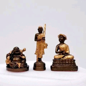 พระอรหันต์ แห่งโชคลาภ 3 องค์ พุทธคุณมหาโชคลาภ เงินทองไหลมาเทมา ชุด 1.5 นิ้ว เนื้อมวลสารเเร่เหล็กน้ำพี้ จากบ่อเหล็กน้ำพี้