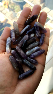 💜 อเมทิส สีม่วง เเท่งหกเหลี่ยมจิ๋วๆ ปลายเเหลมสองด้าน น่ารักๆ ตั้งโชว์ หรือ นำมาตกเเต่งเป็นเครื่องประดับสวยๆ ได้