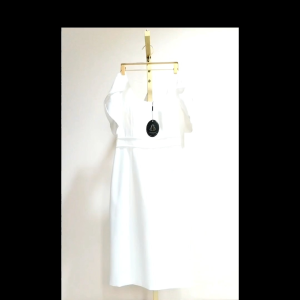 Parnwad เดรสยาวคลุมเข่าสีขาว แขนไขว้ เดรสไปวัด เดรสทำงาน เดรสออกงาน