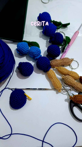 key chain gantungan kunci blueberry rajutan handmade souvenir gantungan tas