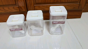 Pioneer โหลเหลี่ยมสุญญากาศ ฝาบีบ กระปุกเหลี่ยมใส่นม กาแฟ วางซ้อนได้ โหลพลาสติกใส่อาหารฝาแน่น ฝาสูง