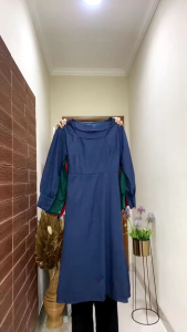 Midi Dress Vintage Korea: Gaya Simpel & Elegan\\n\\n Apa Itu Midi Dress?\\n\\nMidi dress adalah pakaian wanita yang memiliki panjang hingga setengah lutut, biasanya mencapai sekitar 110 cm. Midi dress telah menjadi pilihan populer untuk berbagai acara santai dan formal, menawarkan gaya yang sederhana namun tetap elegan.\\n\\n Bagaimana Midi Dress Cocok Untuk Acara Santai?\\n\\nMidi dress sangat cocok digunakan untuk acara santai karena desainnya yang sederhana dan mudah dipadupadankan. Anda dapat memilih midi dress casual wanita dengan bahan kualitas tinggi seperti Moscrepe LD 100cm, yang menawarkan kenyamanan dan kelembutan yang baik. Midi dress juga dapat dipadukan dengan sepatu sneakers atau sandal untuk menambah kesan santai.\\n\\n Kelebihan Menggunakan Midi Dress Simple\\n\\nMidi dress simple menawarkan banyak keuntungan, seperti:\\n\\n- Gaya yang sederhana namun tetap elegan\\n- Mudah dipadupadankan dengan berbagai item fashion\\n- Menawarkan kenyamanan yang baik\\n- Cocok untuk berbagai acara, baik santai maupun formal\\n\\n Pilihan Midi Dress Vintage\\n\\nAda beberapa pilihan midi dress vintage yang dapat Anda pertimbangkan, seperti:\\n\\n- Midi dress lengan panjang Rani: Midi dress ini menawarkan desain vintage dengan lengan panjang, cocok digunakan untuk acara santai maupun formal.\\n- Midi dress casual wanita: Midi dress ini memiliki desain sederhana namun tetap elegan, cocok digunakan untuk acara santai dan sehari-hari.\\n\\n Bahan Kualitas Tinggi Dalam Midi Dress\\n\\nMidi dress biasanya terbuat dari bahan kualitas tinggi yang menawarkan kenyamanan dan kelembutan yang baik. Beberapa bahan yang sering digunakan dalam midi dress adalah:\\n\\n- Bahan Moscrepe LD 100cm: Bahan ini menawarkan kenyamanan dan kelembutan yang baik, cocok digunakan untuk midi dress casual wanita.\\n- Panjang midi dress 110cm & pinggang karet: Midi dress dengan panjang 110cm dan pinggang karet menawarkan kenyamanan yang baik, cocok digunakan untuk acara santai maupun formal.\\n\\nDengan memilih midi dress yang tepat, Anda dapat tampil dengan gaya yang sederhana namun tetap elegan, cocok untuk berbagai acara santai dan formal. Midi dress simple dan vintage adalah pilihan yang tepat untuk Anda yang ingin tampil dengan gaya yang sederhana namun tetap elegan.\"