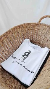 สีของผ้า: เป็นเสื้อยืดคอกลมแขนในตัว ผ้าเรย่อนเนื้อนู่เด้ง สกรีนลายน่ารัก สีของผ้า: เหมือนกันไม่ยุ่งยาก