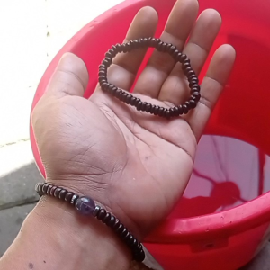 gelang kombinasi langka 2 bahan original batu alam kecubung ungu dan kayu setigi laut tenggelam di air
