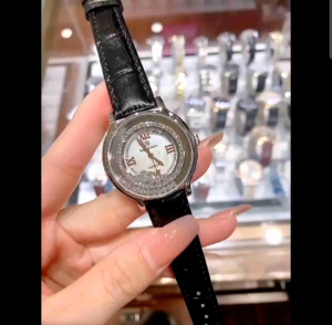 นาฬิกาข้อมือ Royal Crown ของแท้100% นาฬิกาผู้หญิงประดับเพชรสายหนังแท้สีดำหน้าปัดมุกระบบถ่านกันน้ำมีบัตรับประกัน1ปีจัดส่งพร้อมกล่องครบเช็ต