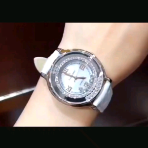 นาฬิกาข้อมือ Royal Crown ของแท้100% นาฬิกาผู้หญิงประดับเพชรสายหนังแท้หน้าปัดมุกระบบถ่านกันน้ำมีบัตรับประกัน1ปีจัดส่งพร้อมกล่องครบเช็ต