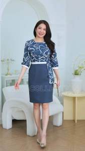 ชุดเดรสทำงานลายกราฟฟิก ผ้าจอเจีย โทนสีฟ้าคราม ออกแบบคอกลม แขนสามส่วน แต่งระบายชั้น กระโปรงทรงสอบมีกระเป๋าข้าง