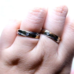 [GRATIS CETAK NAMA] Cincin Couple Titanium Anti Karat M49 | Cincin Pasangan | Cincin Hadiah | Cincin Lamaran | Cincin Tunangan | Aksesoris Pria Wanita
