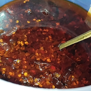 Chili Oil 150gram Chili oil rumahan untuk makan Dimsum Boci mie bakso tanpa pengawet dan Halal sambal hot pedasnya mantap\\n\\n Apa Itu Chili Oil Rumahan?\\n\\nChili oil rumahan adalah minyak cabai yang dibuat sendiri di rumah, biasanya menggunakan bahan-bahan alami tanpa tambahan pengawet. Minyak cabai ini sangat cocok digunakan sebagai pelengkap berbagai jenis makanan, terutama makanan dengan rasa pedas seperti dimsum, mie bakso, dan lain-lain.\\n\\n Bahan-bahan yang Digunakan\\n\\nBerikut adalah beberapa bahan utama yang digunakan dalam pembuatan chili oil rumahan:\\n\\n- Cabai merah\\n- Cabai rawit\\n- Bawang putih\\n- Minyak sayur\\n- Garam\\n- Lada hitam\\n\\n Cara Membuat Chili Oil Rumahan\\n\\nBerikut adalah langkah-langkah untuk membuat chili oil rumahan:\\n\\n1. Bersihkan cabai merah dan cabai rawit, lalu potong menjadi beberapa bagian.\\n2. Cincang bawang putih hingga halus.\\n3. Panaskan minyak sayur dalam wajan, lalu masukkan cabai merah, cabai rawit, dan bawang putih.\\n4. Masak hingga bumbu harum dan kering.\\n5. Angkat bumbu dari minyak, lalu saring minyak menggunakan saringan kawat.\\n6. Tambahkan garam dan lada hitam ke dalam minyak, aduk rata.\\n7. Dinginkan minyak, lalu tuangkan ke dalam toples.\\n\\n Keunggulan Chili Oil Rumahan Tanpa Pengawet & Halal\\n\\nBerikut adalah beberapa keunggulan chili oil rumahan tanpa pengawet dan halal:\\n\\n- **Sambal Hot Pedas Mantap**: Chili oil rumahan memiliki rasa pedas yang kuat dan enak, sehingga cocok digunakan sebagai pelengkap makanan pedas.\\n- **Cocok Untuk Dimsum & Mie Bakso**: Chili oil rumahan sangat cocok digunakan sebagai pelengkap dimsum dan mie bakso, karena rasa pedasnya yang kuat dapat menambah cita rasa makanan tersebut.\\n\\n Cara Menggunakan Chili Oil Rumahan\\n\\nBerikut adalah beberapa cara menggunakan chili oil rumahan:\\n\\n- **Untuk Makanan Pedas**: Chili oil rumahan dapat digunakan sebagai pelengkap makanan pedas seperti dimsum, mie bakso, dan lain-lain.\\n- **Dengan Toples 1x**: Chili oil rumahan disajikan dalam toples 1x, yang mudah untuk disimpan dan digunakan.\\n\\nJadi, tunggu apa lagi? Segera coba chili oil rumahan tanpa pengawet dan halal untuk menambah cita rasa makanan Anda!\n}