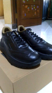 sepatu sneaker formal pria full black