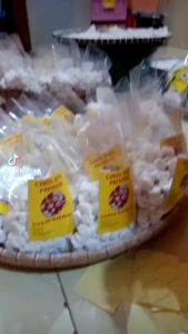 cimol isi 500gram.        Cimol mentah cimol kering cimol daun jeruk Cirengrujak Ciebo Bob’s Red Mill abon kurma naco Nutrijell Wong Coco Garuda snack rumput laut kering nori Chitato Qtela Keripik kerupuk OreoGery dan Chocolatos Biskuit kue kering