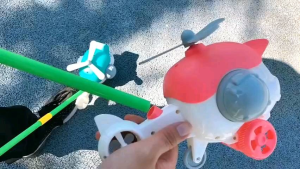 Máy bay đẩy phát ra tiếng đồ chơi