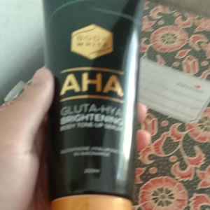 BODY WHITE AHA GLUTA-NYA BRIGHTENING BODY TONE-UP SERUM 200ml