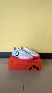 Sepatu Futsal Catalyst Hyperion Warna Putih Cyan Pink
