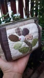 Pikpak flower กระเป๋าแฮนด์เมด งานทำมือต่อดอกเดซี่ ชิ้นนี้ทำมือทั้งใบ สายคล้องหนังแท้ ใส่ของจุกจิกได้เยอะ ขนาดกระทัดรัด ใส่มือถือได้