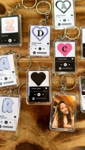 Gantungan Kunci Inisial & Musik: Aksesoris Kendaraan Desain Unik