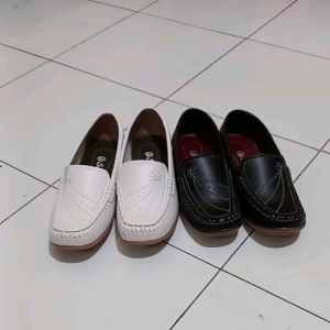 Sepatu Pantofel Wanita Sallyra: Desain Elegan & Nyaman