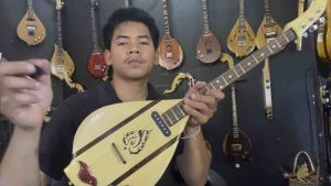 พิณโปร่งไฟฟ้า3สาย ทรงหยอดน้ำ ลายไท