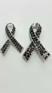 เข็มกลัดริบบิ้นโบว์ไว้อาลัยพลอยสีนิลดำแบบสวยงาม ริบบิ้นโบว์ขนาด4.8cm.และ6cm.งานจิวเวลรี่ไม่ติดกาว ชุบทองคำขาว ราคาย่อมเยา