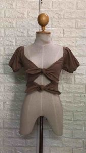 เสื้อครอป แขนตุ๊กตา คอผูกโบว์ เว้าเอวหน้า ผ้าร่อง ทรงน่ารัก