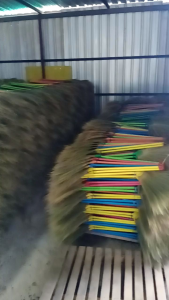 ไม้กวาดดอกหญ้า - เป็นไม่ดูเหมือนกัน ด้ามพลาสติก แบบเย็บ คลาสี 10ด้าม (มัดลวด จูมเรนโค้ท เย็บ 3 เส้น), น่าสนใจให้มาด้ามยาว 60 ซม